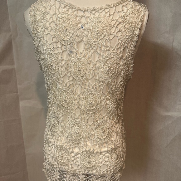Elegant Lace Sleeveless Top - Picture 6 of 8